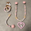 Personlig gavesett til baby med vognlenke, bitering og smokkelenke i babyrosa, beige og duse farger.