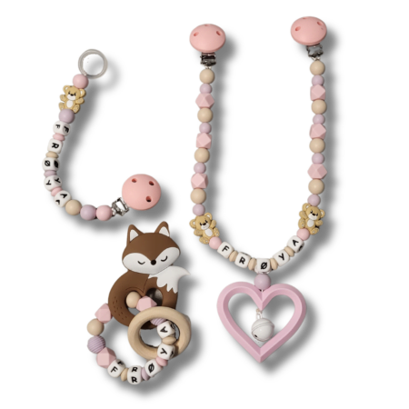 Personlig gavesett til baby med vognlenke, bitering og smokkelenke i babyrosa, beige og duse farger.