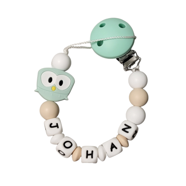 Bib with the name Johan in beige and white with mint motif pearl and clip